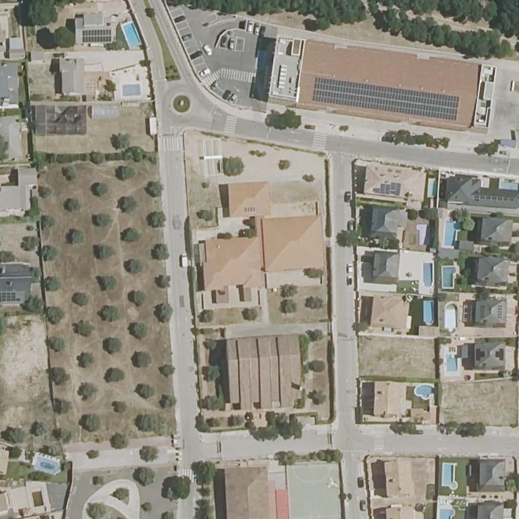 Вид сверху на территорию школы «Serranillos Del Valle»