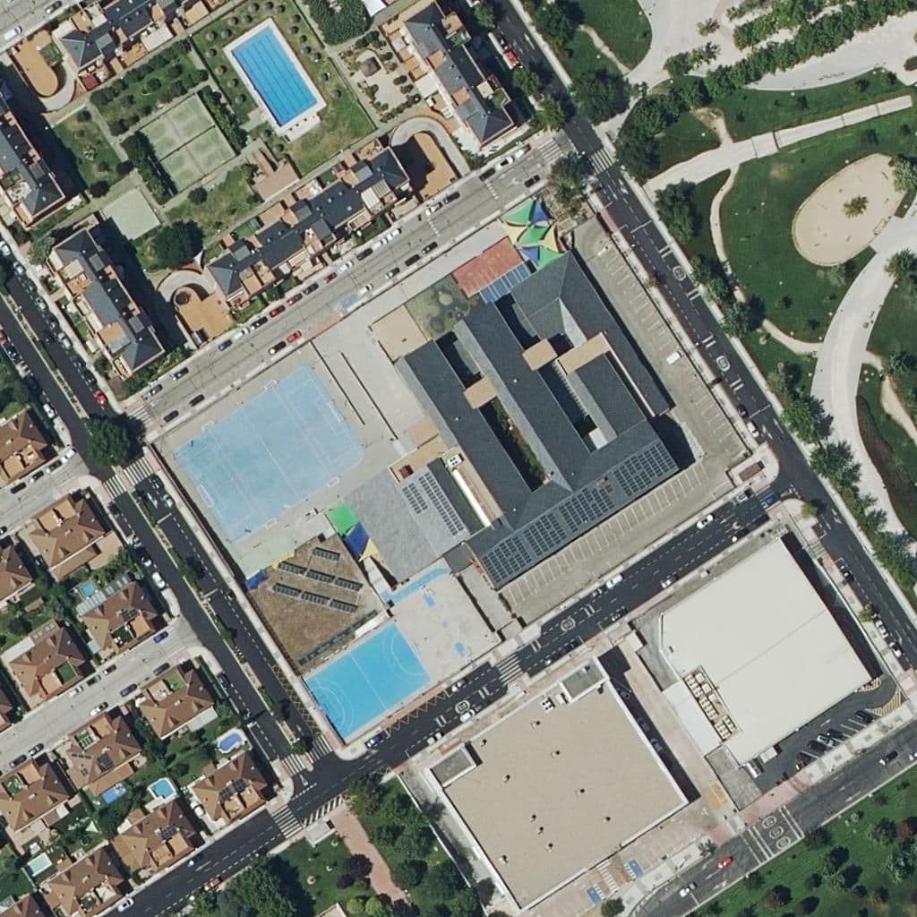 Вид сверху на территорию школы «Colegio Caude»