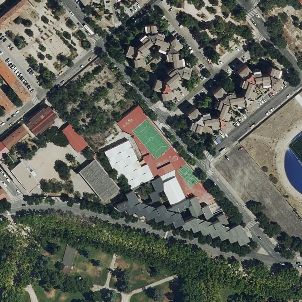 Вид сверху на территорию школы «Extension De La Escuela Oficial De Idiomas De Madrid-Moratalaz En Puente De Vallecas»