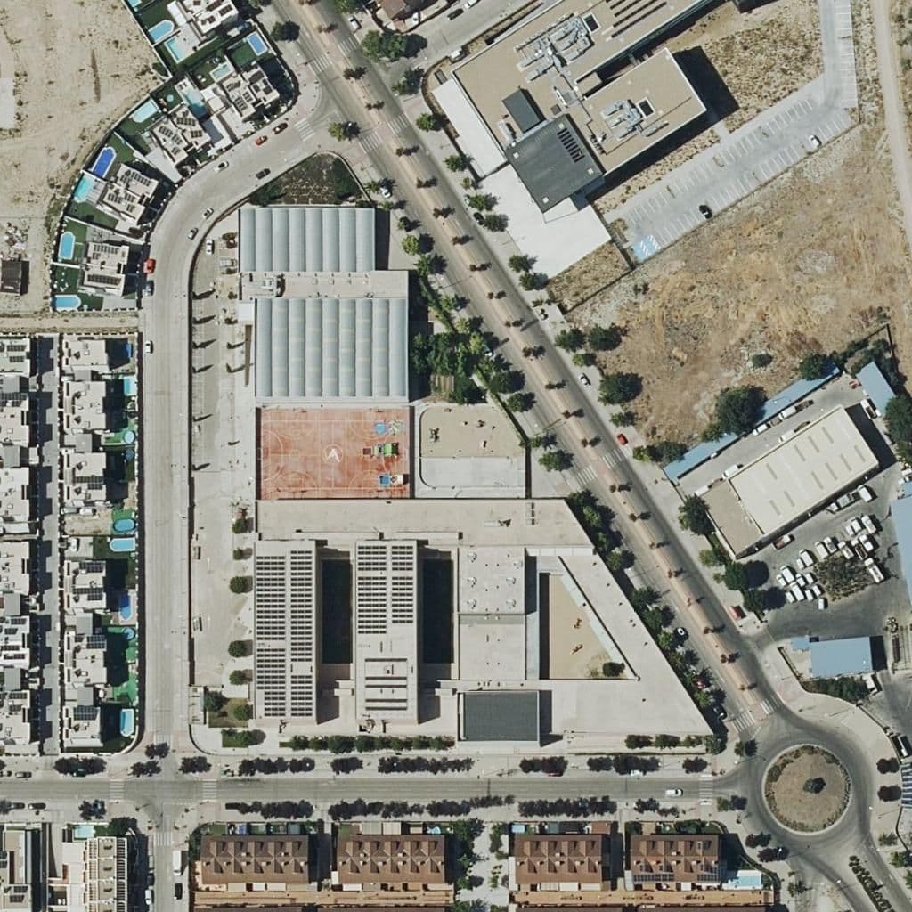 Вид сверху на территорию школы «Colegio Valle Del Miro»