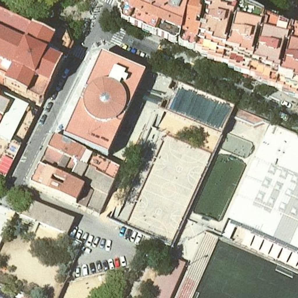 Вид згори на територію школи «Escola Estel-Guinardó»