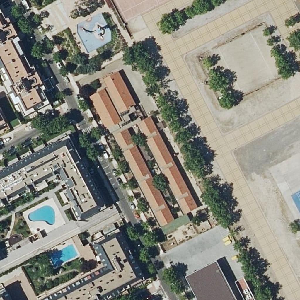 Вид сверху на территорию школы «Aserrin Aserran»