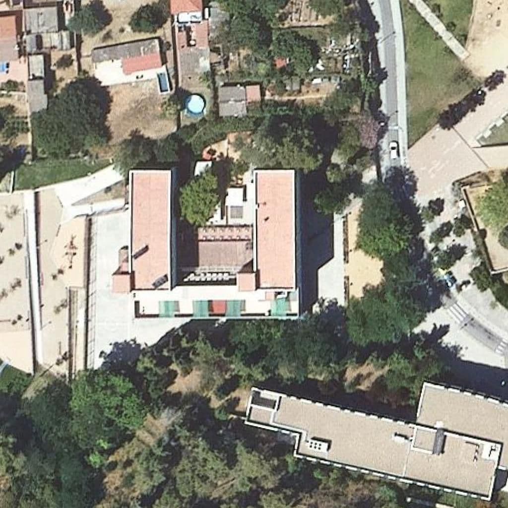 Вид згори на територію школи «Escola Mare De Déu De Montserrat»