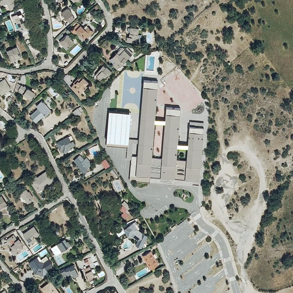Вид сверху на территорию школы «Colegio Montesclaros»