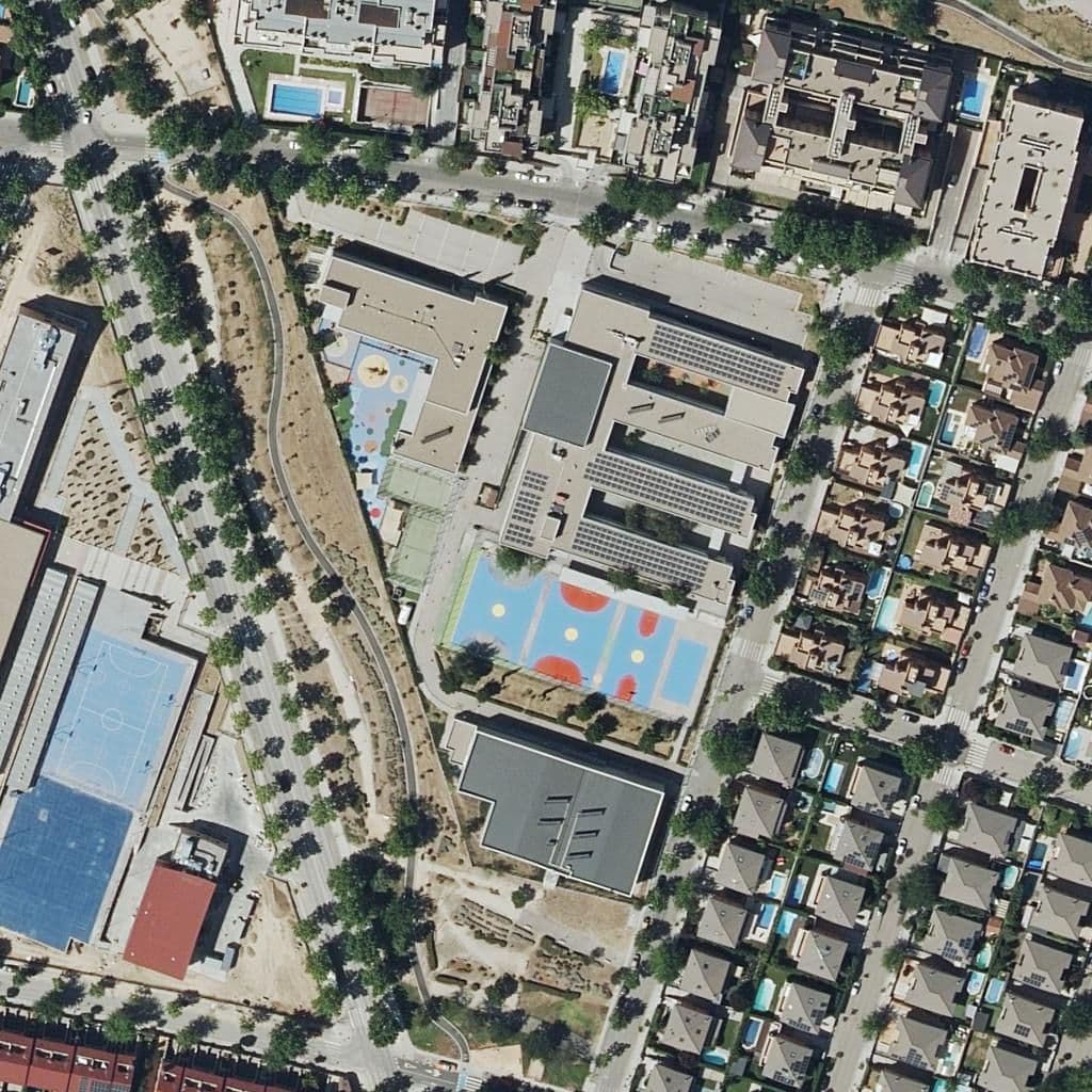 Вид сверху на территорию школы «Colegio Antamira»