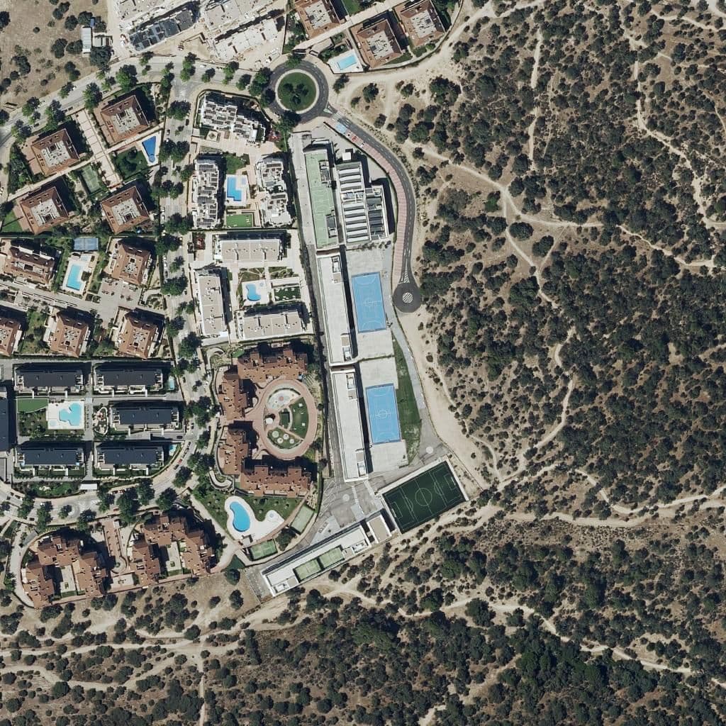 Вид сверху на территорию школы «Colegio Highlands Los Fresnos»