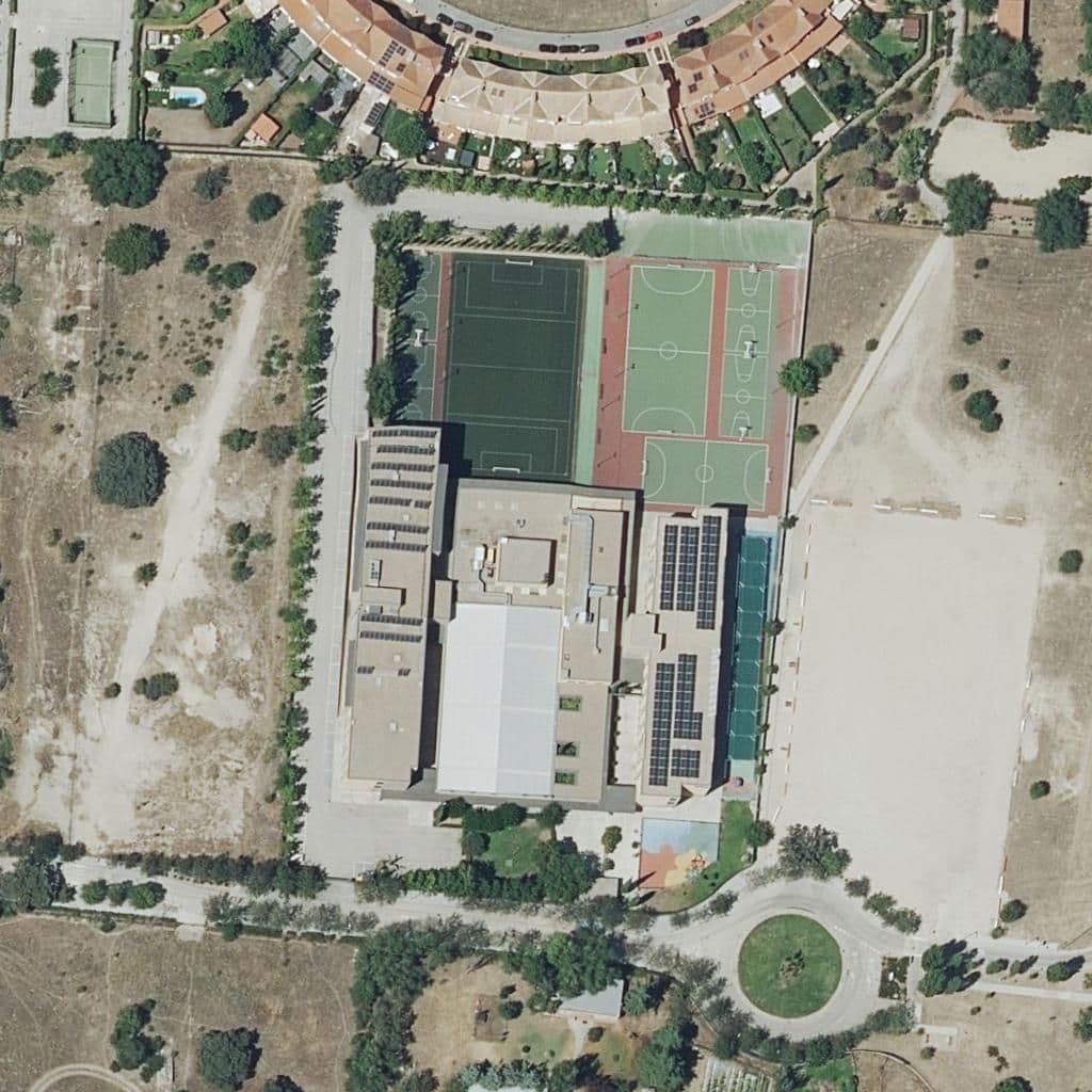 Вид сверху на территорию школы «Trinity College San Sebastian De Los Reyes»