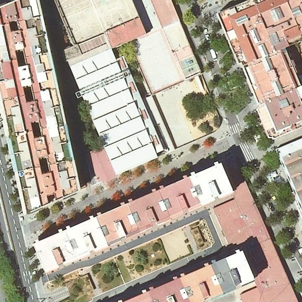 Вид згори на територію школи «Institut Escola Tres Fonts De Les Corts»