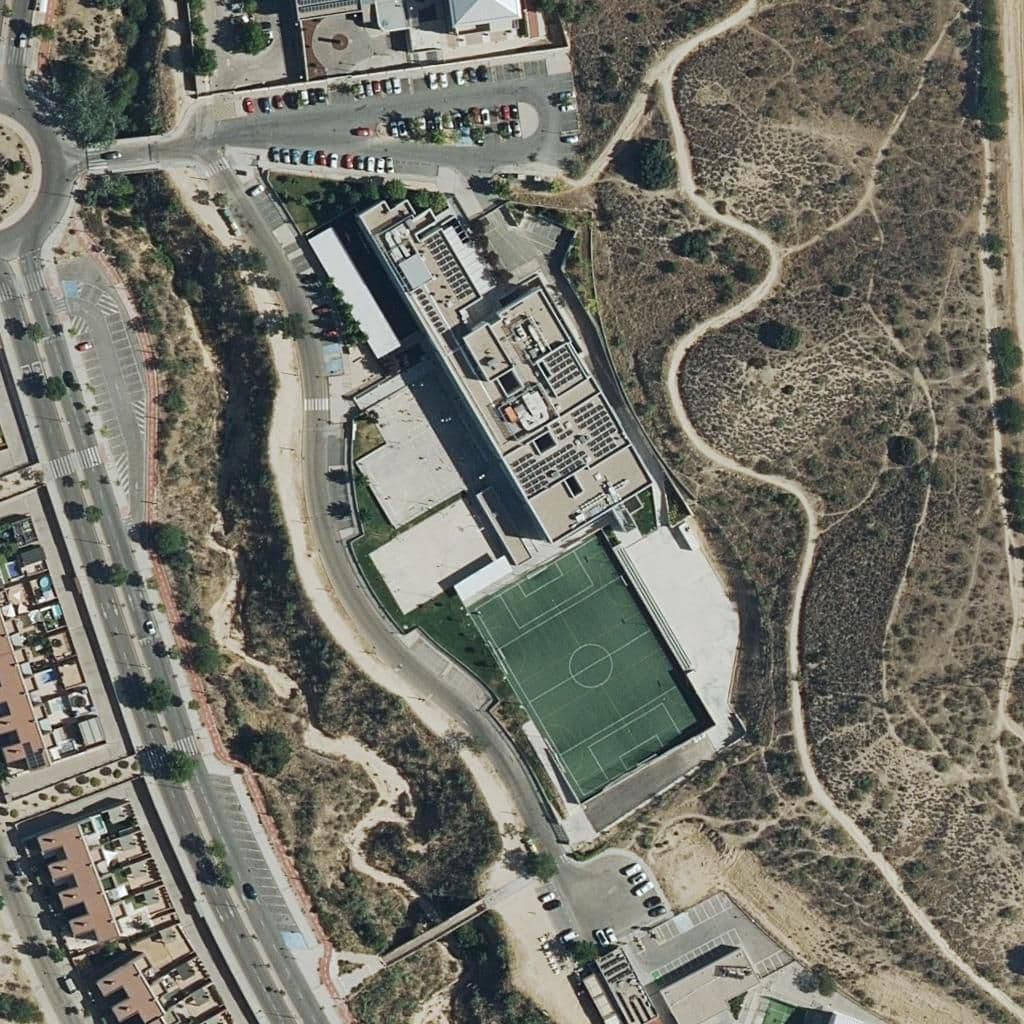 Вид згори на територію школи «Colegio Arenales Arroyomolinos»