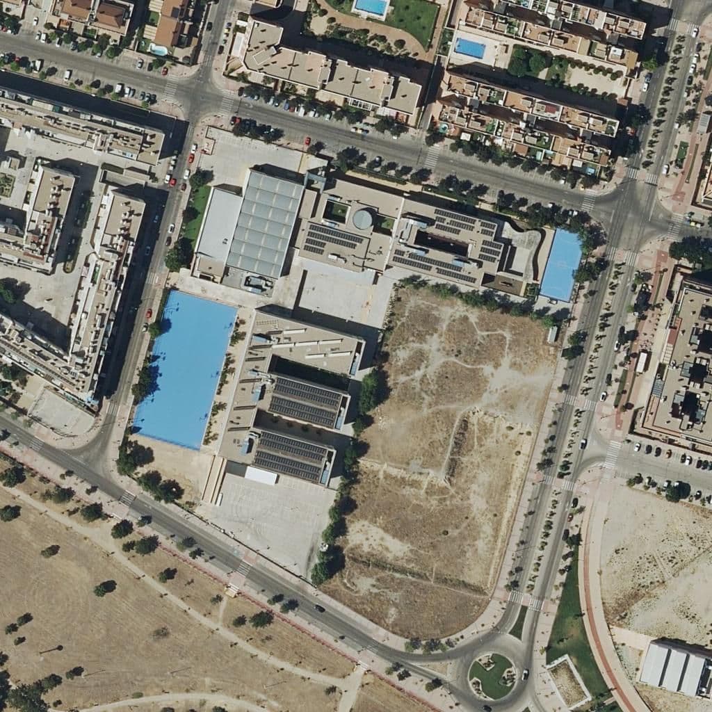 Вид сверху на территорию школы «Colegio Aquila»