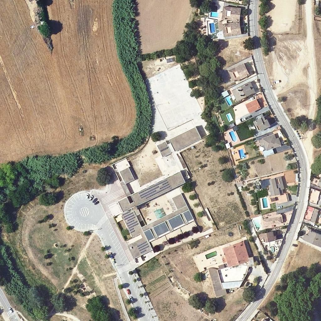 Вид згори на територію школи «Institut Escola Miquel Martí I Pol»