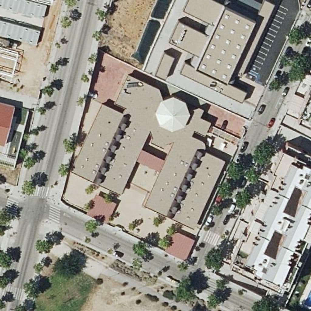Вид сверху на территорию школы «Santiago Apostol»