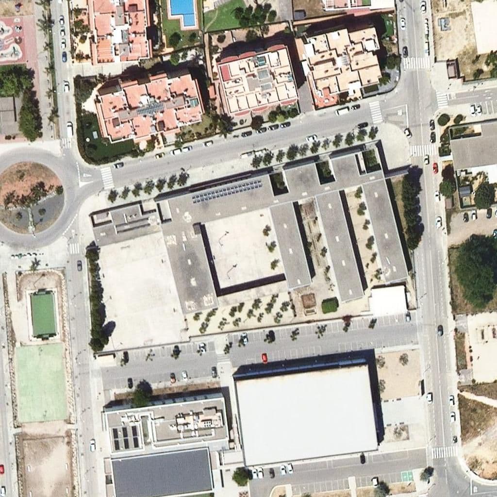 Вид сверху на территорию школы «Institut Ernest Lluch I Martí»