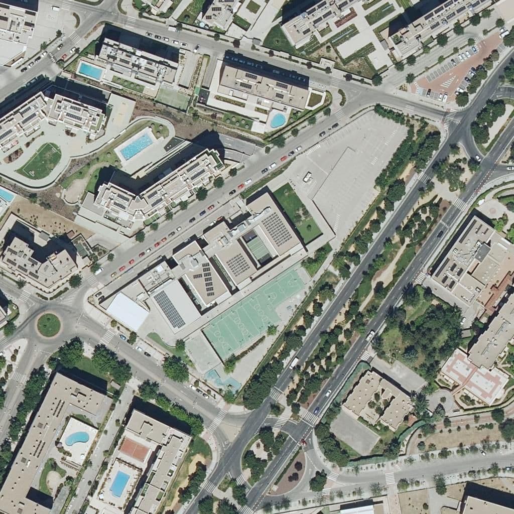 Вид сверху на территорию школы «Humanitas Bilingual School Tres Cantos»