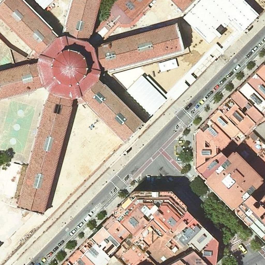 Aerial view of the grounds of Escola Entença