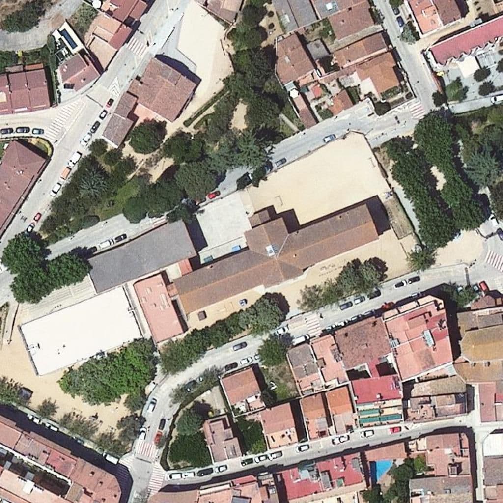 Вид згори на територію школи «Escola Sant Martí»