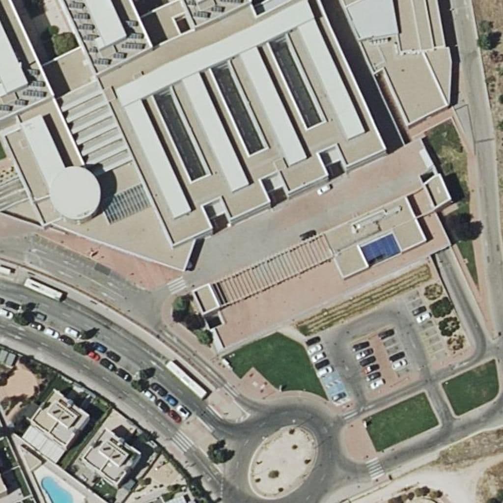 Вид сверху на территорию школы «Escuela Infantil Hospital De Torrejon»