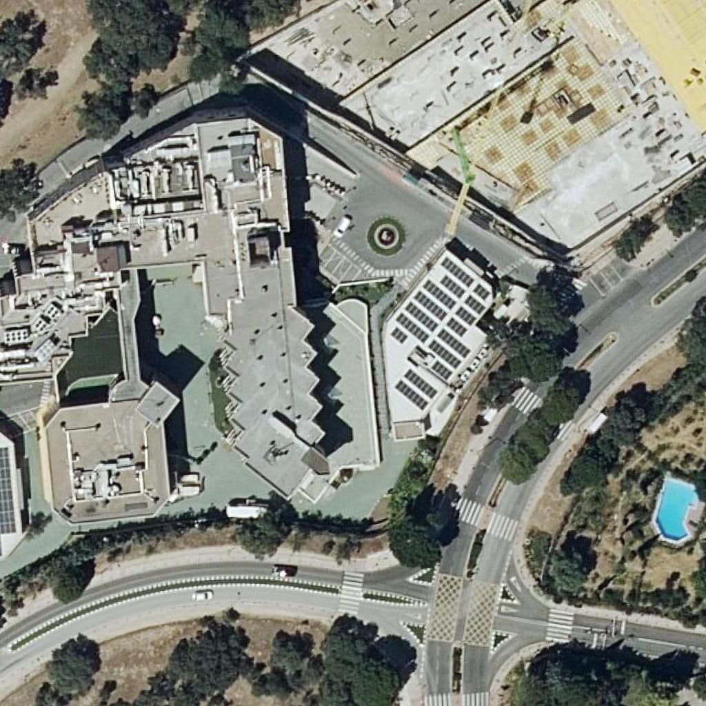 Вид сверху на территорию школы «Centro De Formacion En Profesiones Biosanitarias Hm Hospitales»