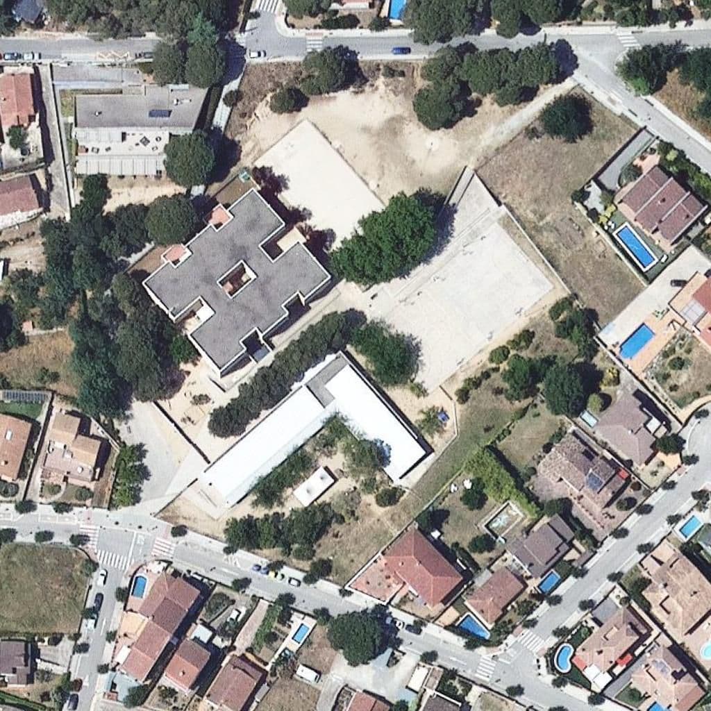 Вид згори на територію школи «Escola Pilar Mestres-Jaume Torrens»