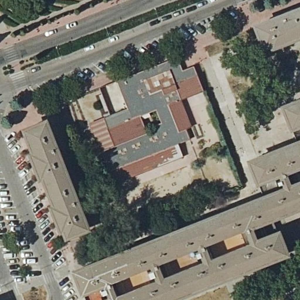 Вид сверху на территорию школы «Puerta De Madrid (Programa De Casa De Niños)»