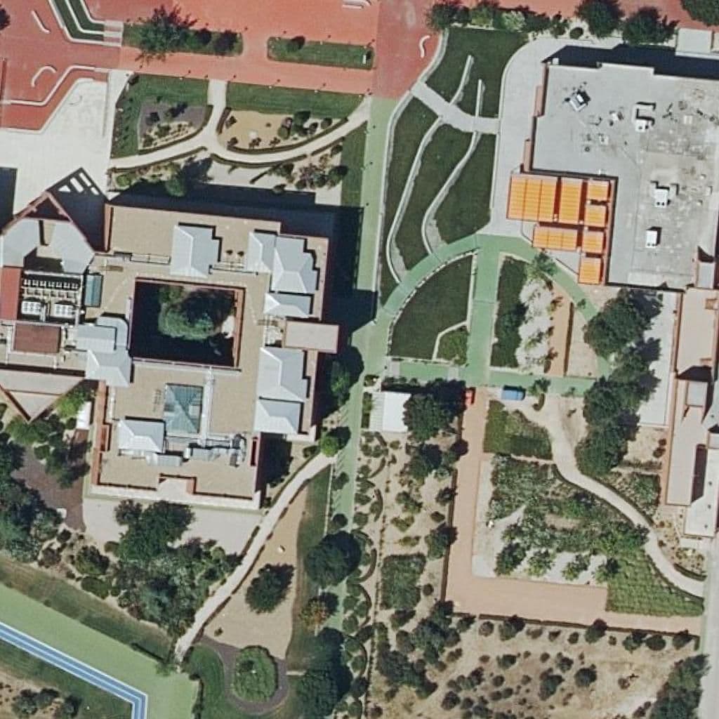 Вид сверху на территорию школы «Centro De F.p. Alfonso X El Sabio»
