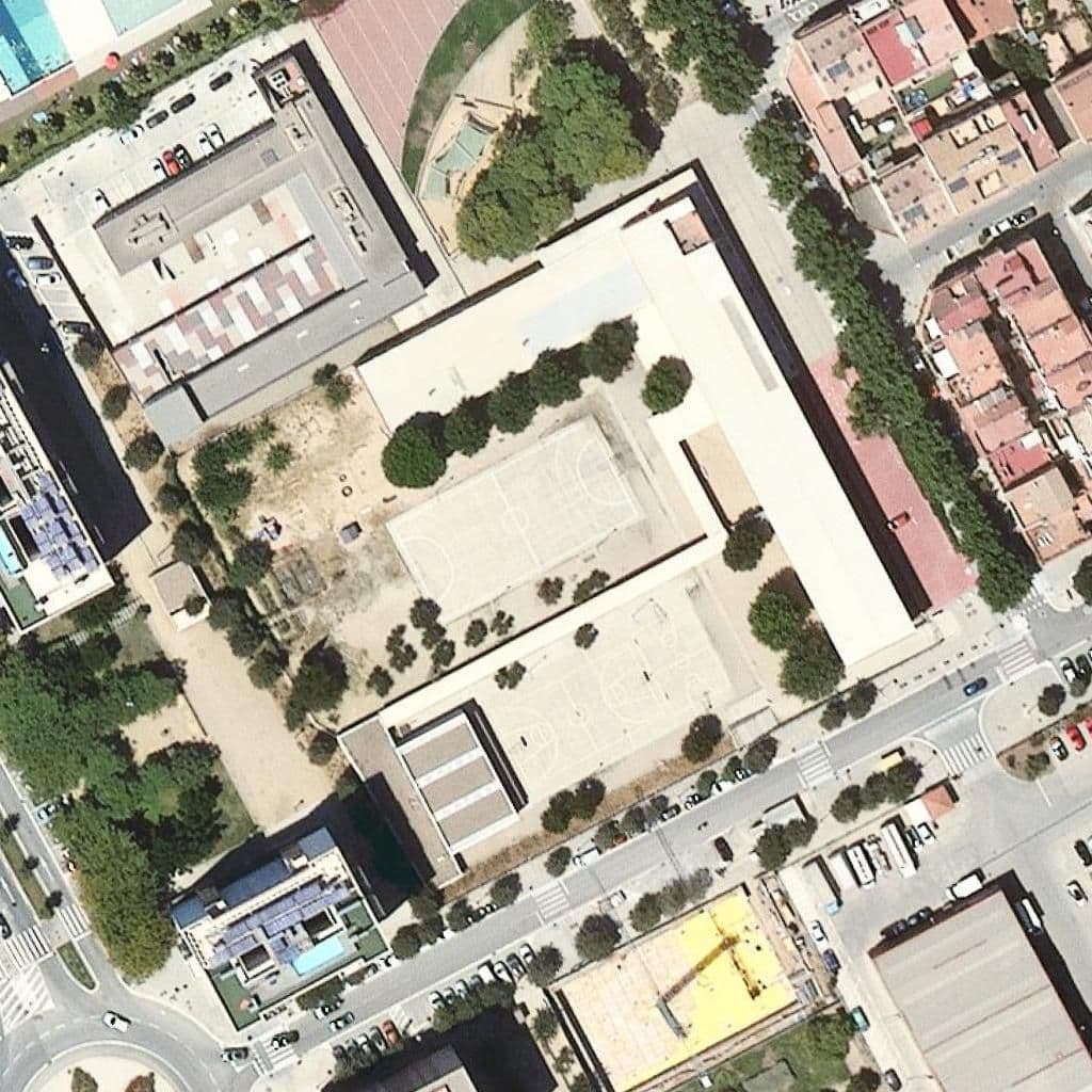 Вид сверху на территорию школы «Escola Salvador Espriu»
