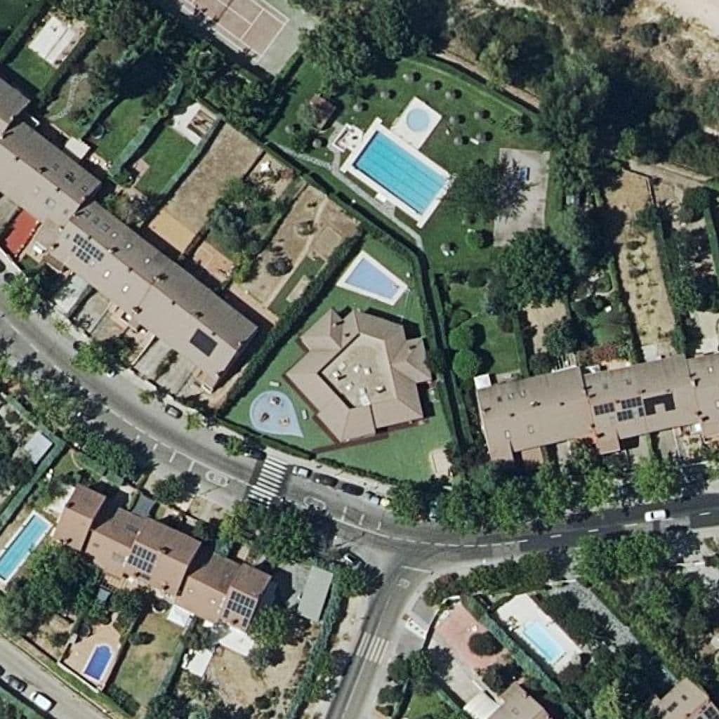 Вид сверху на территорию школы «Escuela Caperucita Rosa»