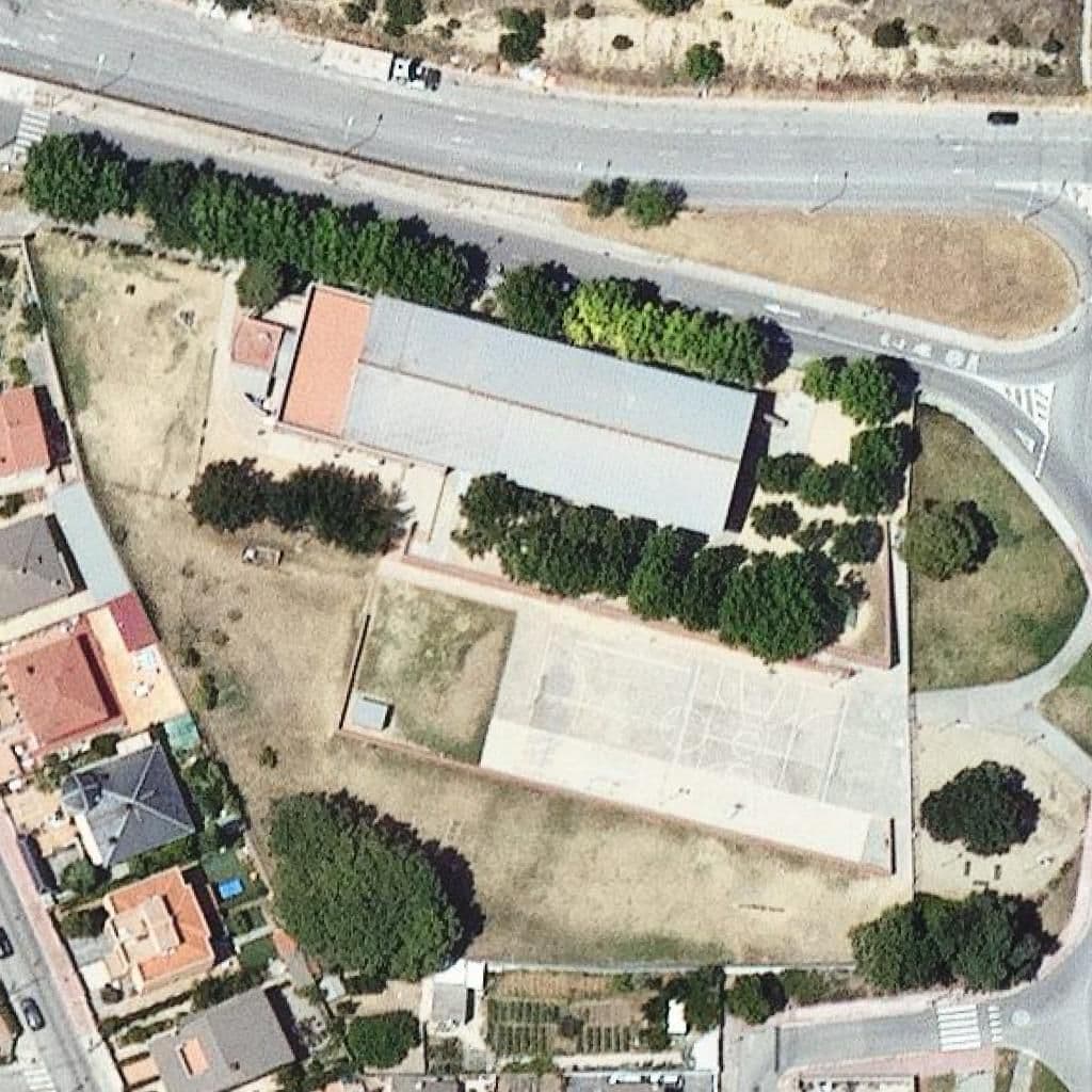 Вид згори на територію школи «Escola Francesc Aldea I Pérez»