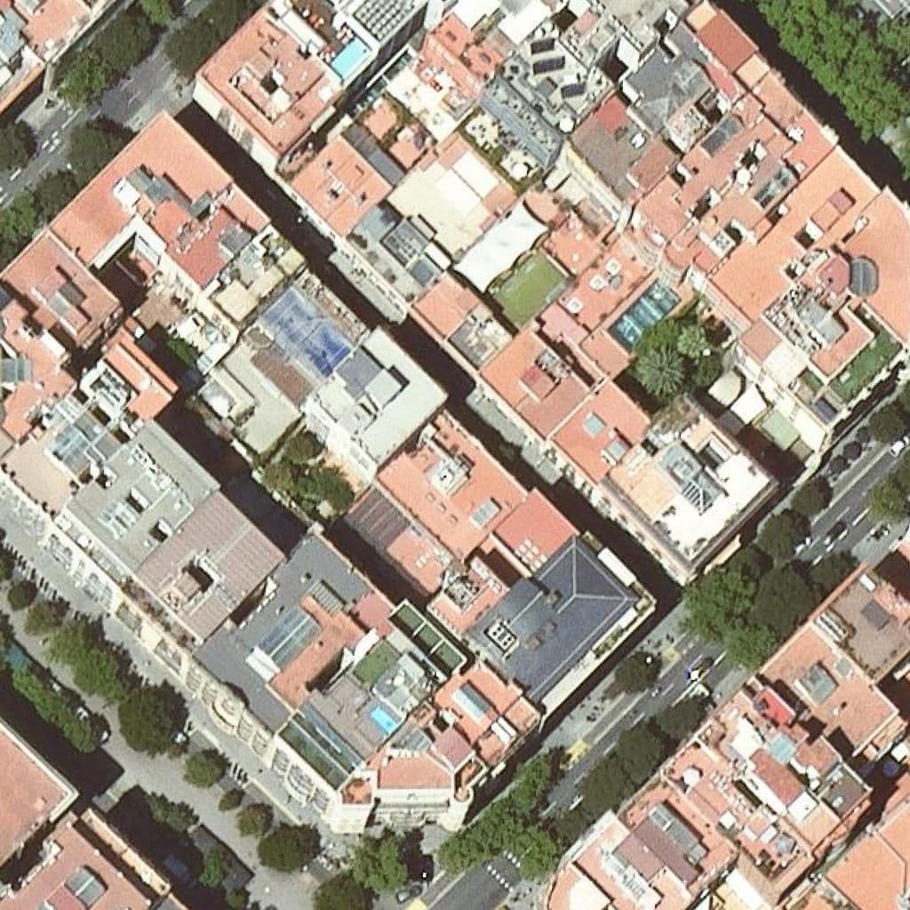 Вид згори на територію школи «Fàsia-Eixample»