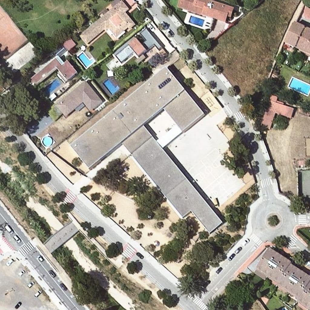 Вид згори на територію школи «Escola Serena Vall»