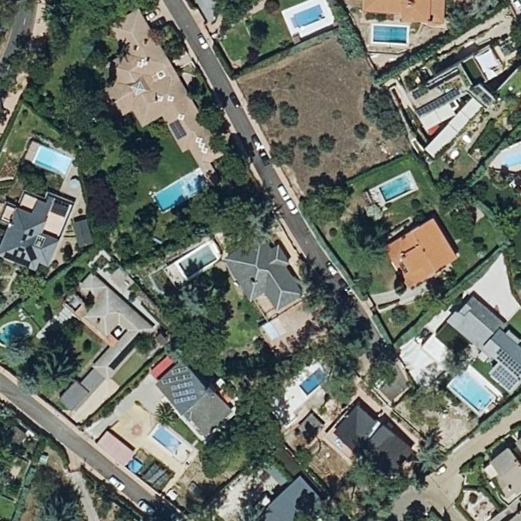 Вид сверху на территорию школы «Montessori Tres Cantos»