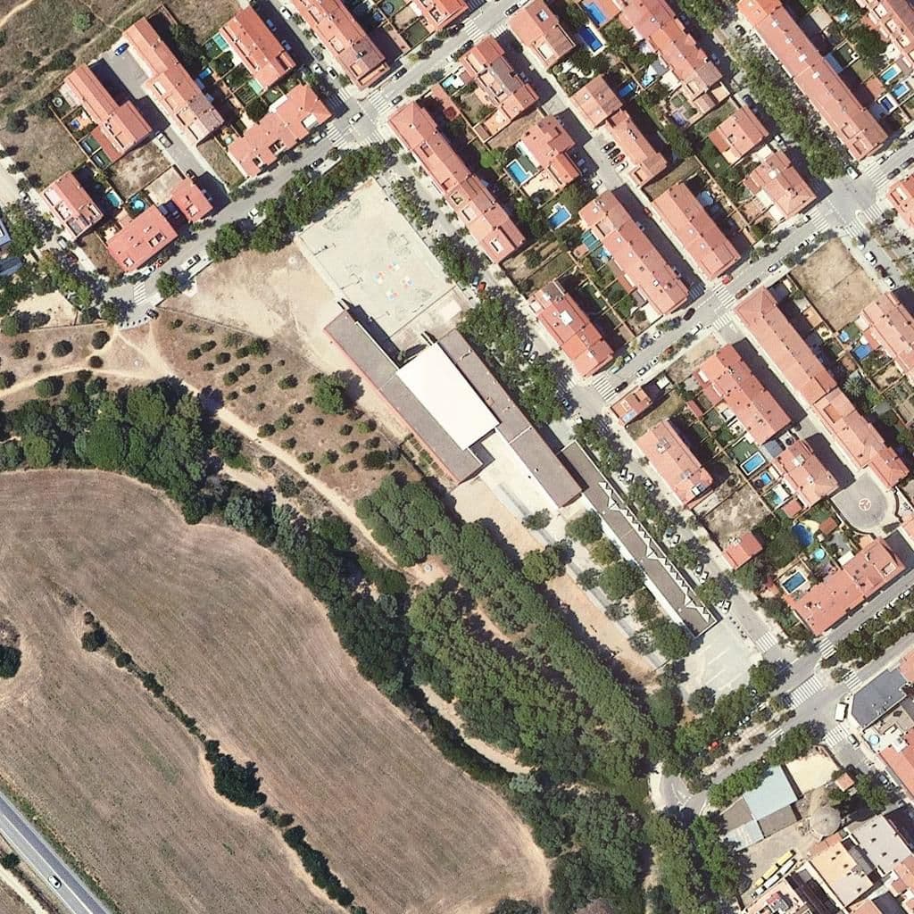 Вид сверху на территорию школы «Institut Escola Joan Ardèvol»