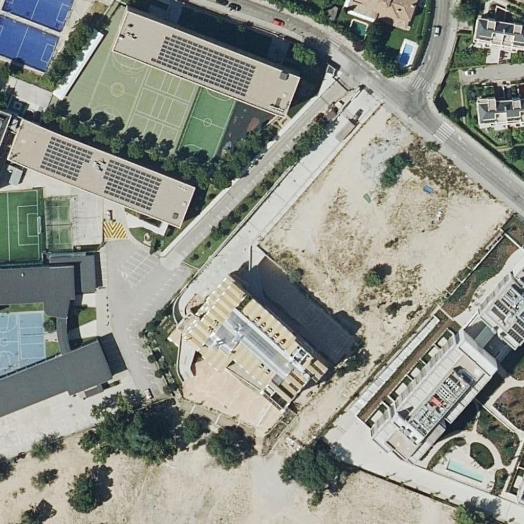 Вид сверху на территорию школы «Colegio Reggio»