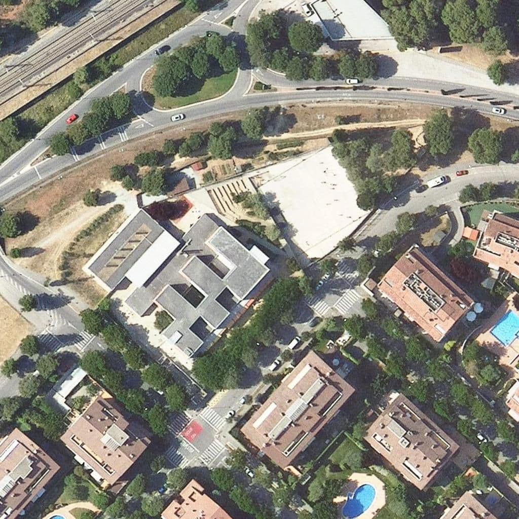 Вид згори на територію школи «Escola Gerbert D'orlhac»