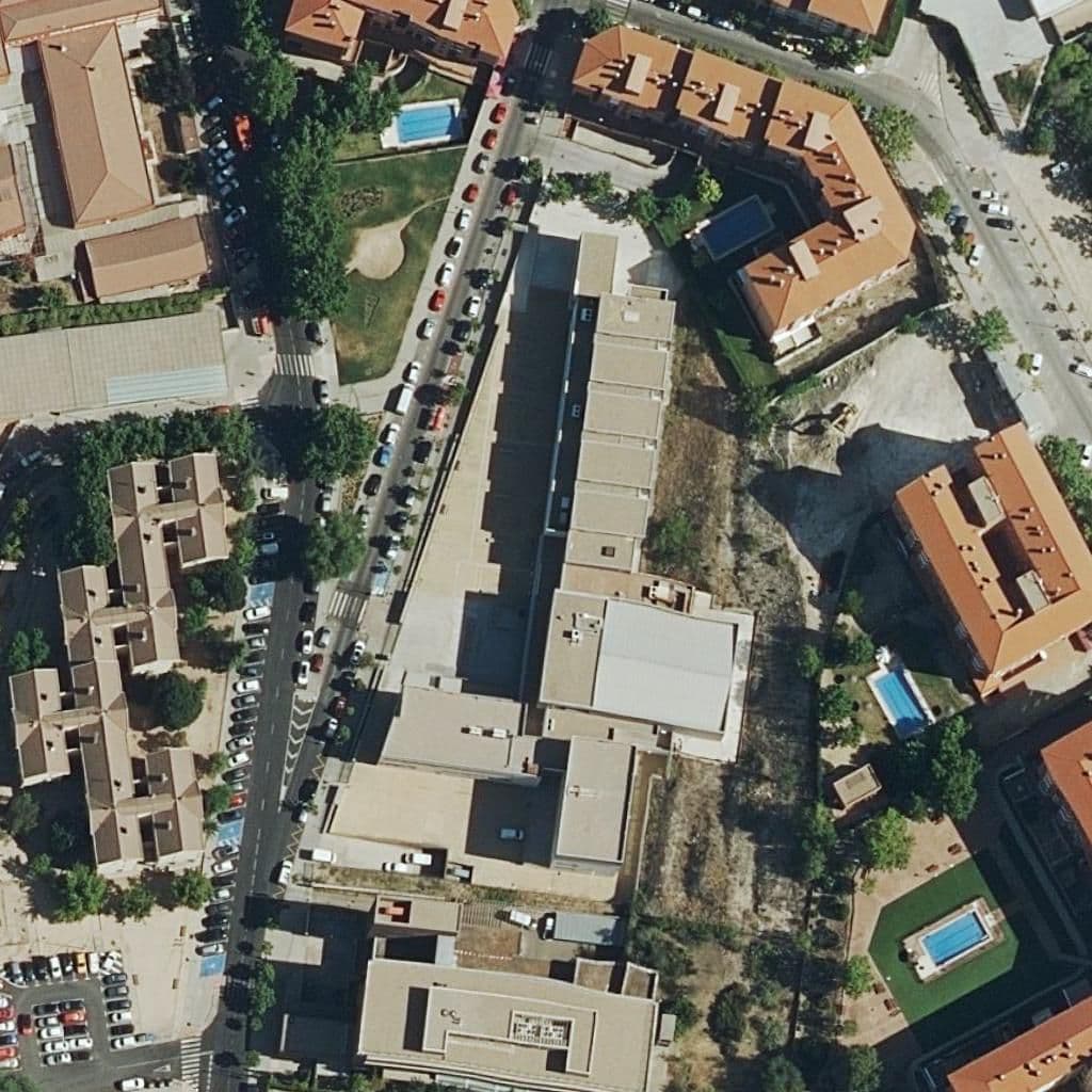 Вид сверху на территорию школы «Extension De La Escuela Oficial De Idiomas De Rivas-Vaciamadrid»