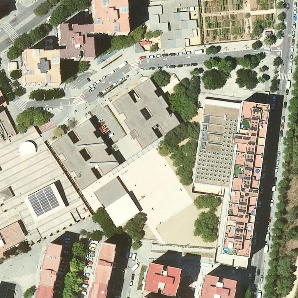 Вид сверху на территорию школы «Escola Bressol Municipal Mag Maginet»