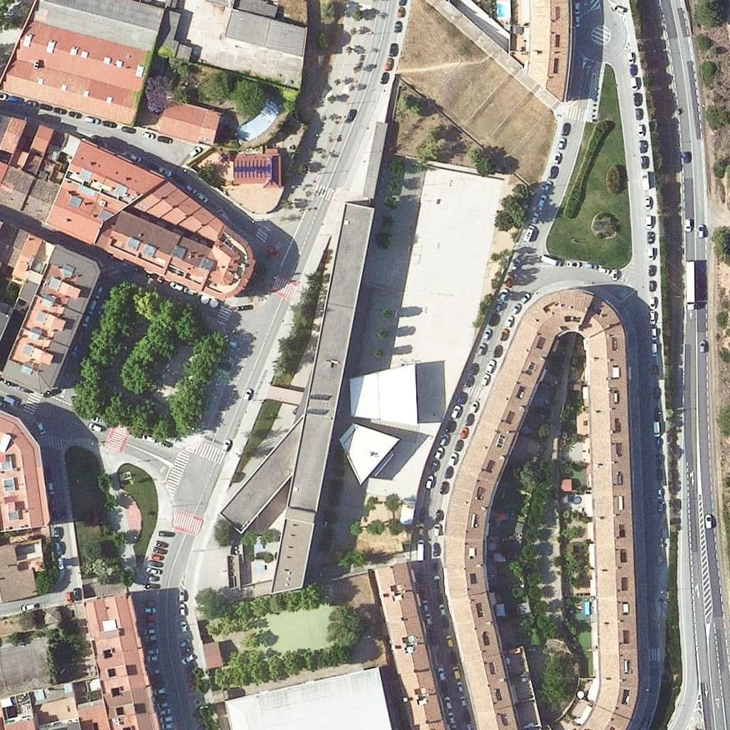 Вид сверху на территорию школы «Institut Castellbisbal»
