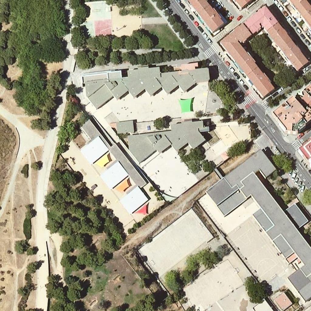 Вид сверху на территорию школы «Escola Amat Verdú»