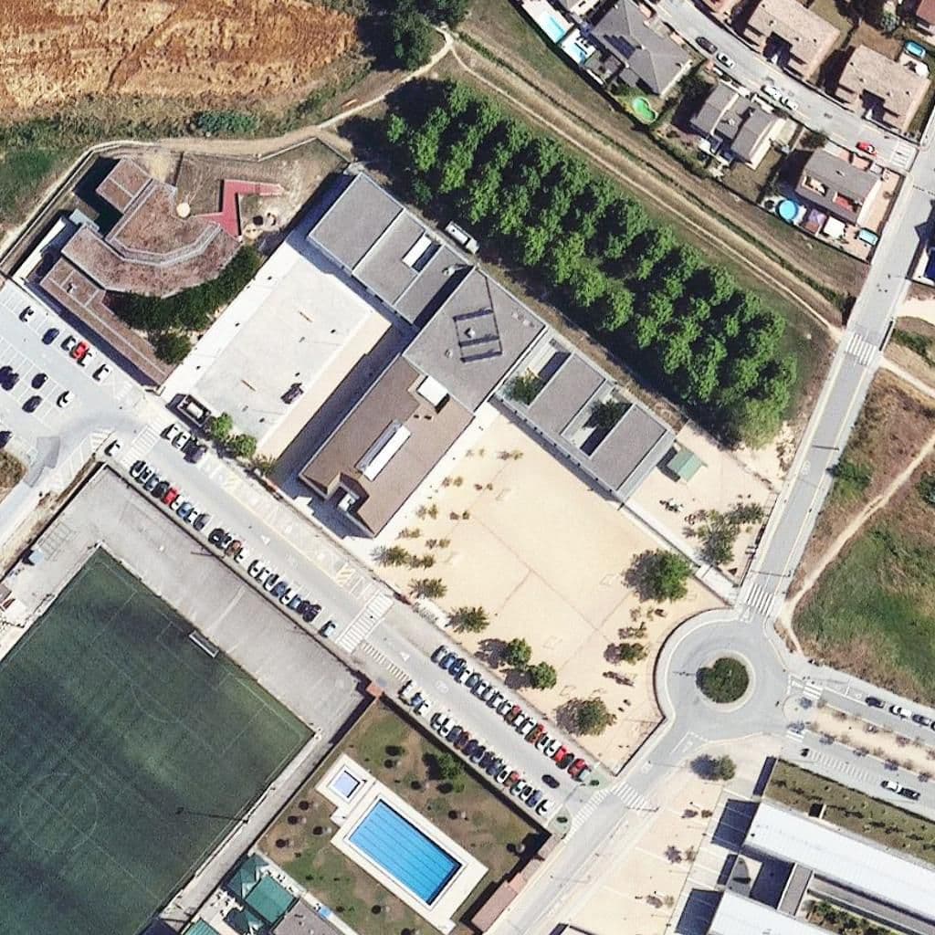 Вид сверху на территорию школы «Escola Salvador Espriu»