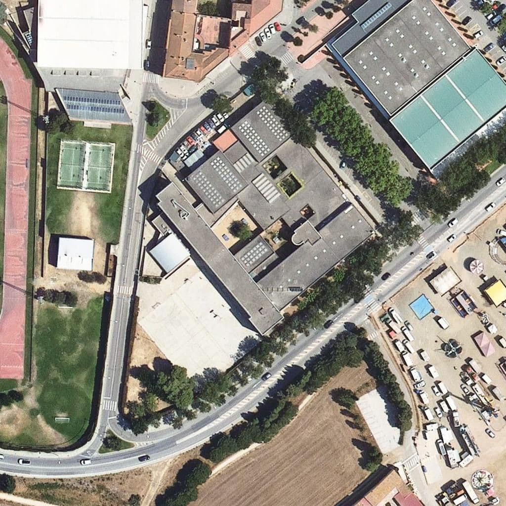 Вид згори на територію школи «Institut Baix Empordà»