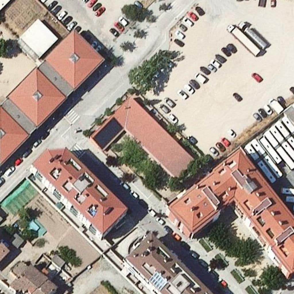 Вид згори на територію школи «Escola Bressol Vailets Ii»
