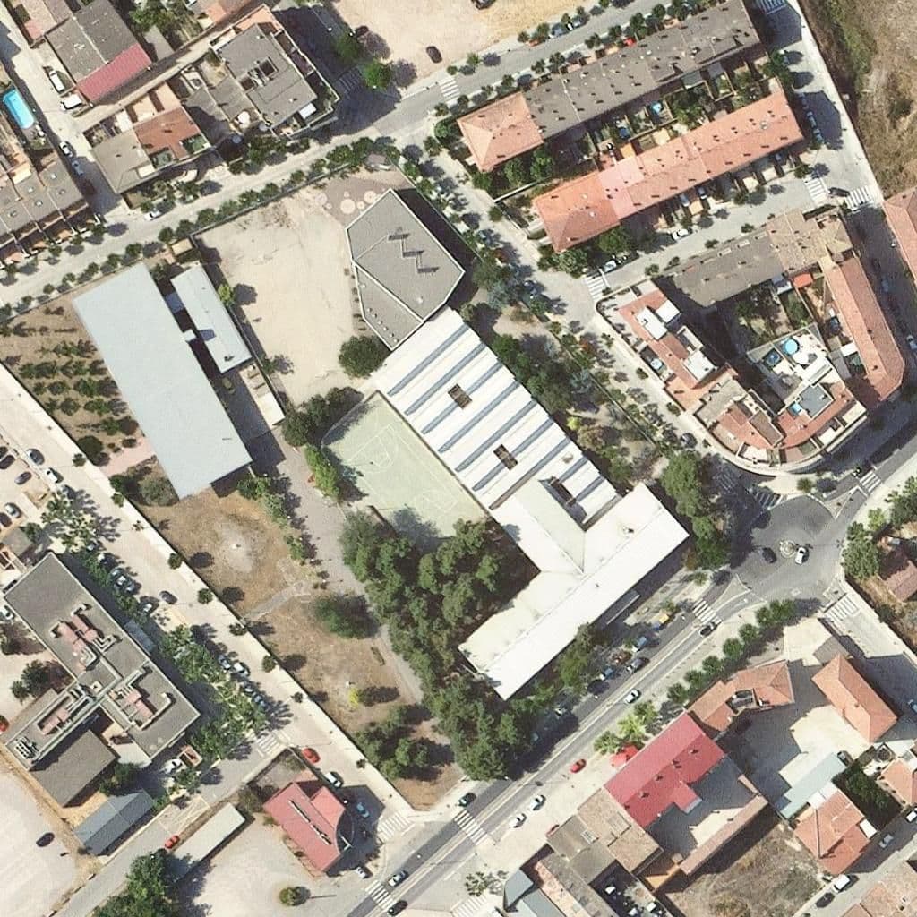 Вид згори на територію школи «Institut Manuel De Pedrolo»