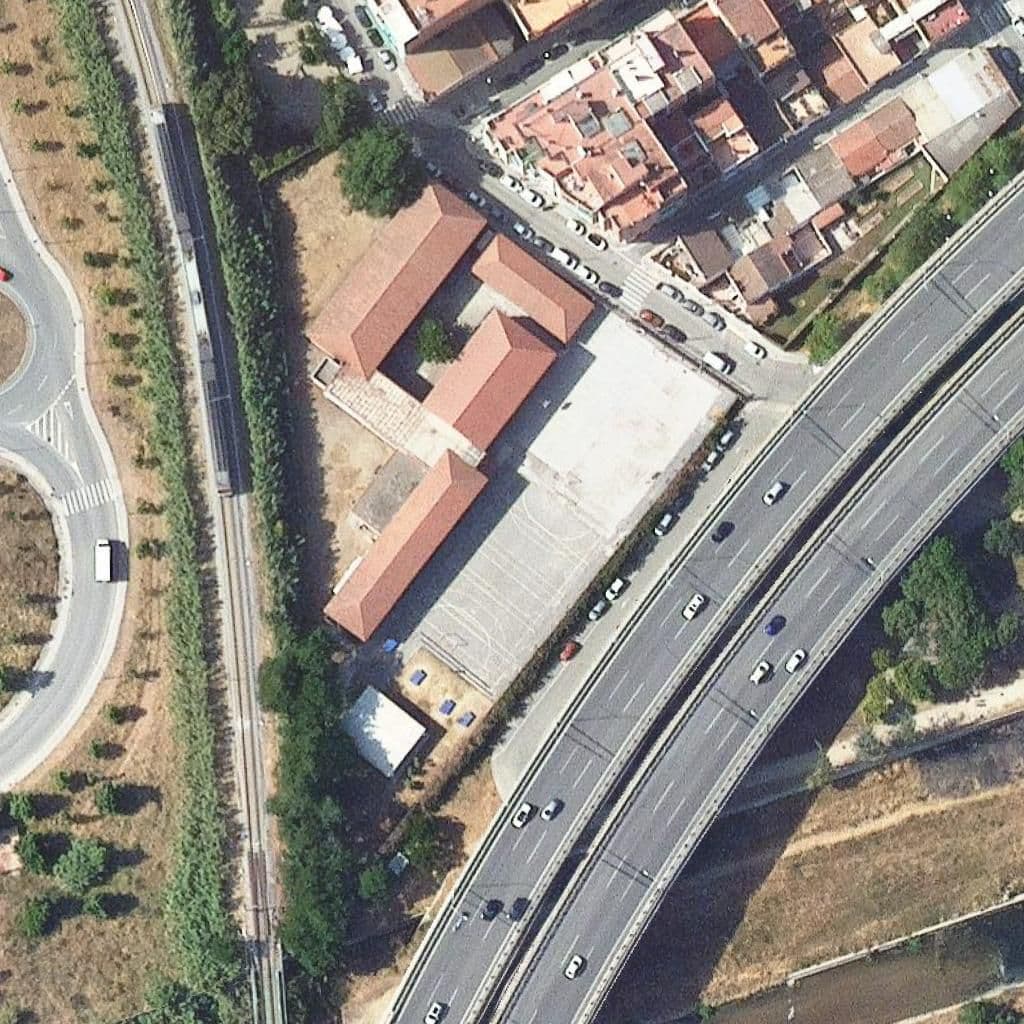Вид згори на територію школи «Institut Montserrat Miró I Vila»