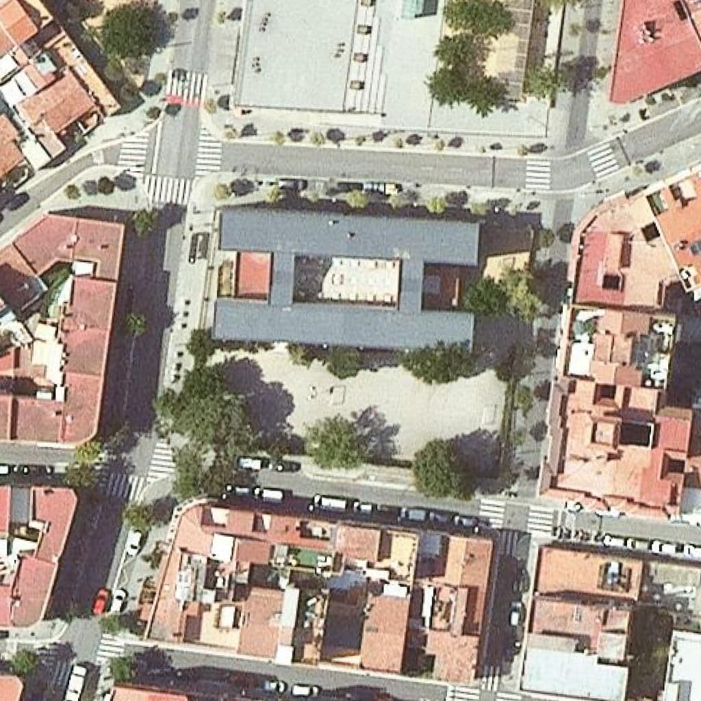 Вид згори на територію школи «Escola Germanes Bertomeu»