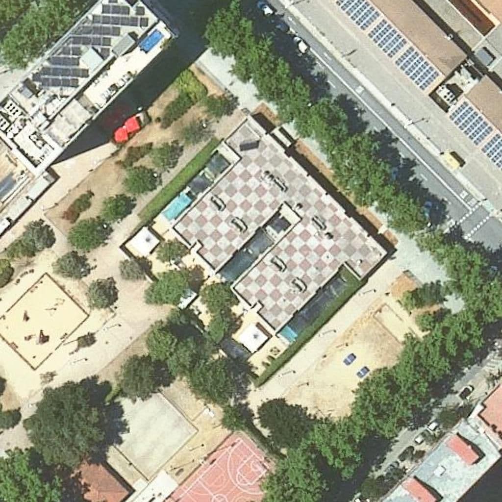 Вид сверху на территорию школы «Escola Bressol Municipal Diagonal Mar»