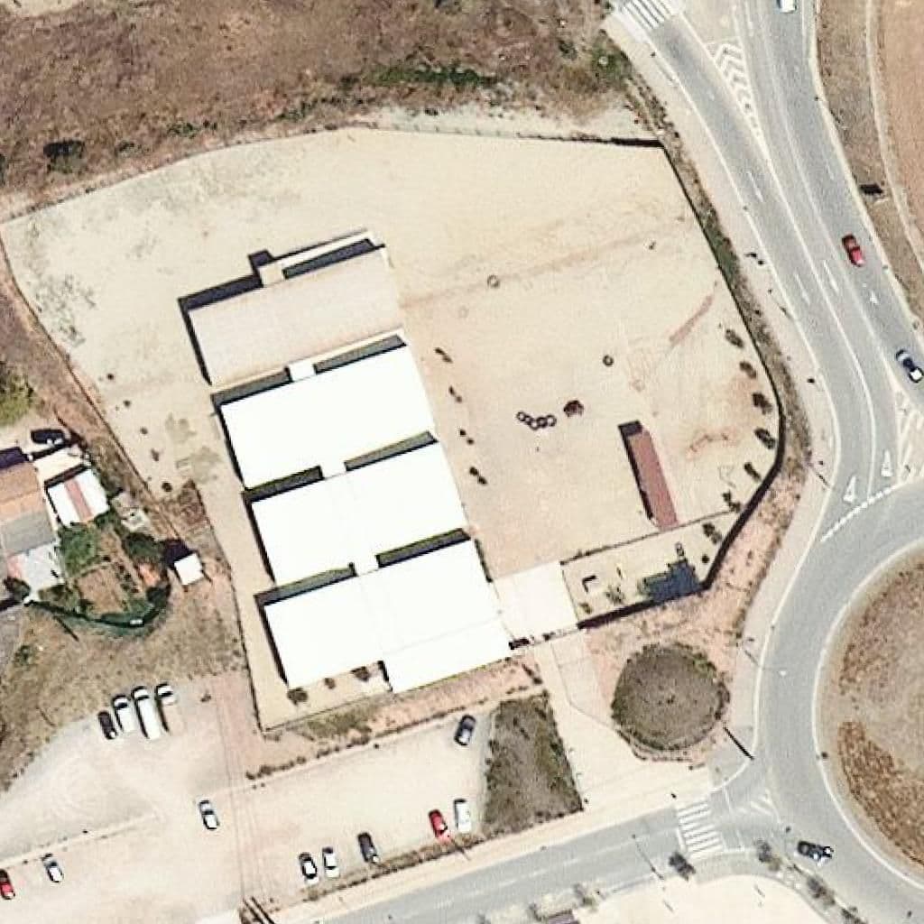 Вид згори на територію школи «Escola Les Bases»
