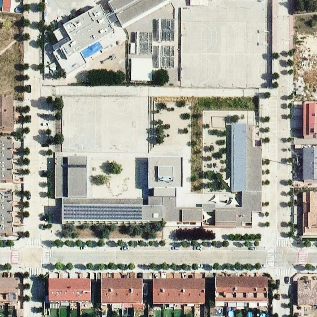 Вид згори на територію школи «Escola Ramon Faus I Esteve»