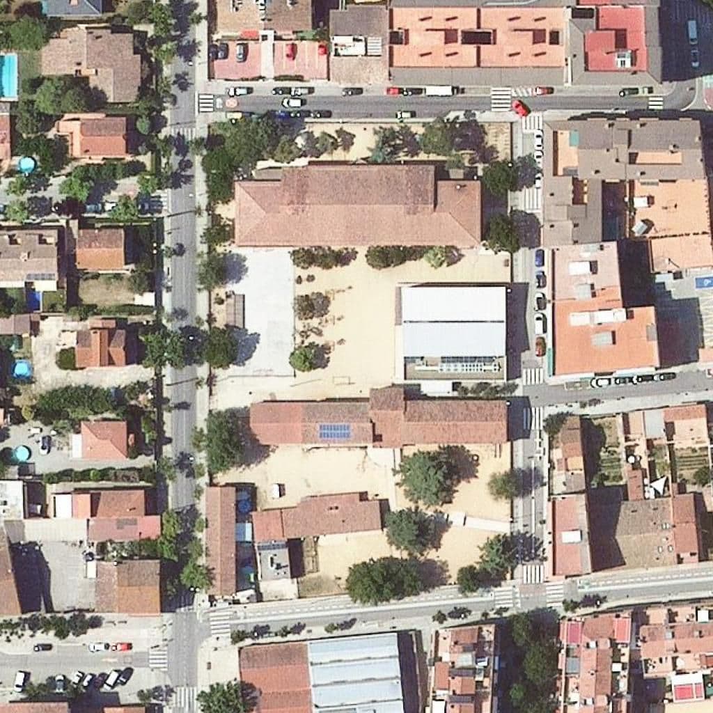 Вид згори на територію школи «Escola Ramon Macip - Dolors Granés»