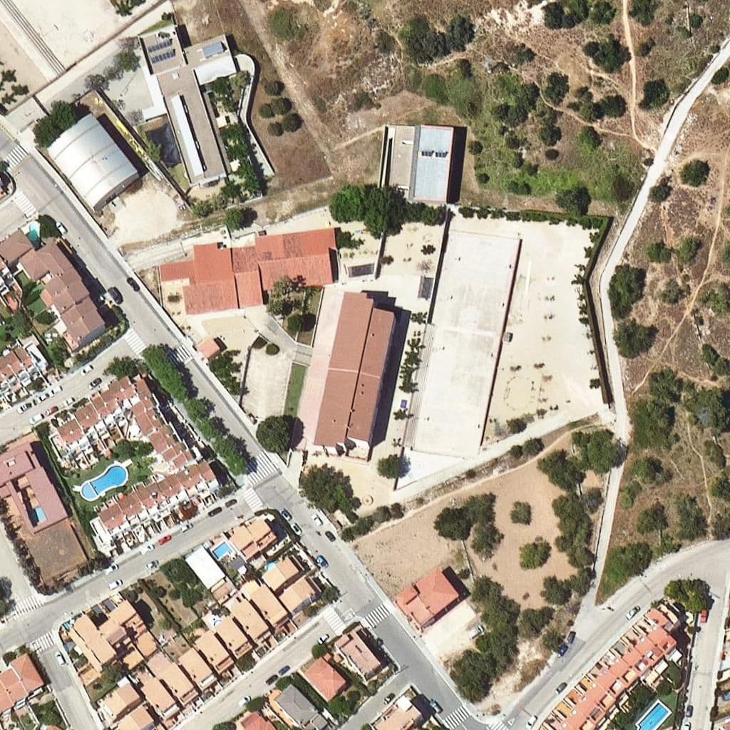 Вид згори на територію школи «Escola Molí De Vent»