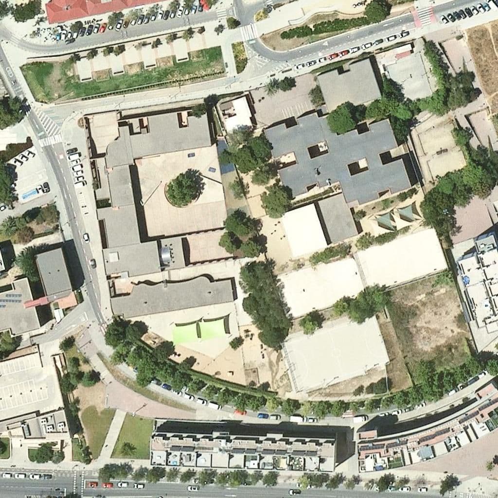 Вид сверху на территорию школы «Escola Mediterrània»